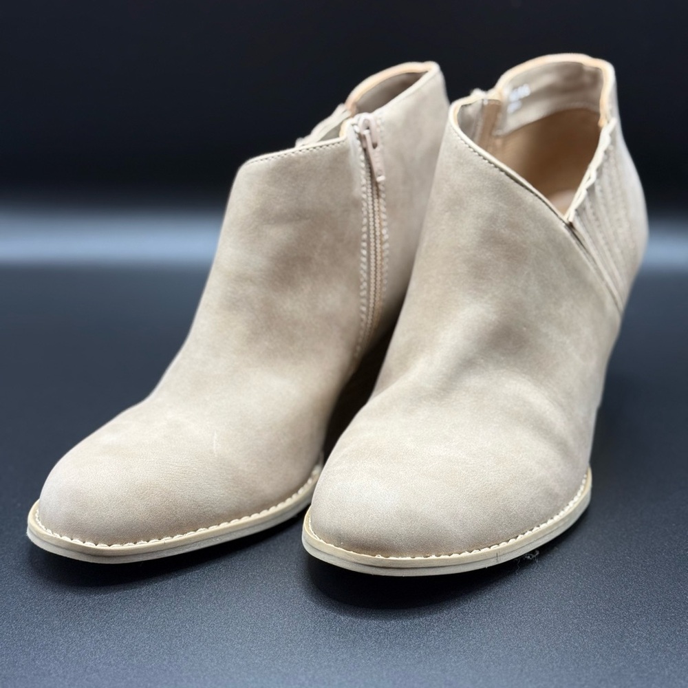 Dolce Vita Cream/Tan Ankle Booties SZ. 8.5